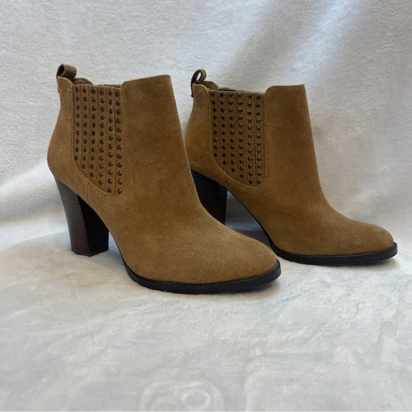 Chic Tan Suede Heels - Picture 2 of 6